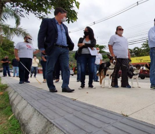 Prefeitura de Florianópolis se compromete com adequações na acessibilidade Vistoria do MPSC associações de deficientes visuais constatou desrespeito às normas de acessibilidade na revitalização da Avenida das Rendeiras, em Florianópolis – MPSC/Divulgação/CSC