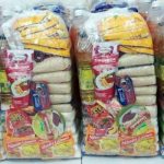 preço da cesta básica - quatro cestas básicas empilhadas lado a lado, com diversos produtos