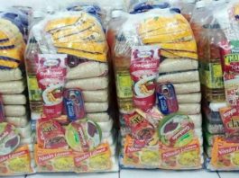 preço da cesta básica - quatro cestas básicas empilhadas lado a lado, com diversos produtos