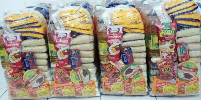 preço da cesta básica - quatro cestas básicas empilhadas lado a lado, com diversos produtos