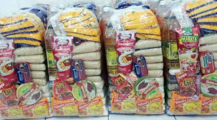 preço da cesta básica - quatro cestas básicas empilhadas lado a lado, com diversos produtos