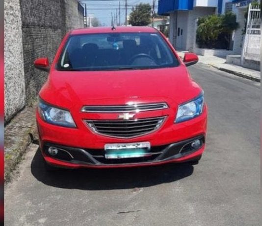 Quatro foragidos do presídio da capital são presos no Sul do estado veículo gm onix vermelho estacionado em rua de asfalto utilizado na fuga dos presidiário que escaparam em Florianópolis