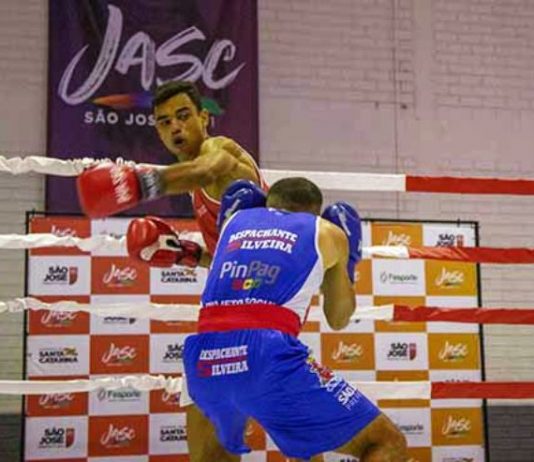 dois boxeadores em disputa; um abaixado outro tenta golpear - reta final dos jasc