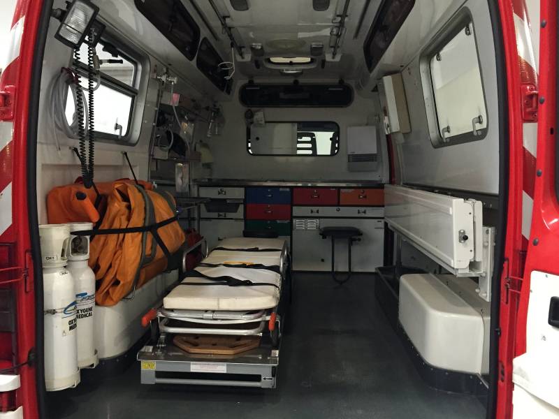 interior aberto de ambulância do samu com equipamentos - samu sem médicos