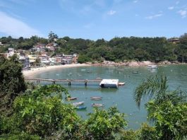 TCE aponta irregularidades e determina fim de contrato do pedágio ambiental de Governador Celso Ramos foto de orla de pequena praia com muitos barcos na enseada e trapiche em construção; morros verdes em volta - TCE aponta irregularidades e determina fim de contrato do pedágio ambiental de Governador Celso Ramos
