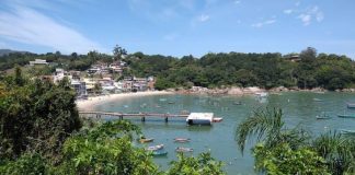 foto de orla de pequena praia com muitos barcos na enseada e trapiche em construção; morros verdes em volta - TCE aponta irregularidades e determina fim de contrato do pedágio ambiental de Governador Celso Ramos