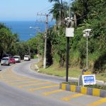 carros subindo o morro em direção a local onde há câmeras que registram e fazem a cobrança - Bombinhas cobra R$ 15,5 milhões de taxa de preservação ambiental