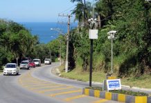 carros subindo o morro em direção a local onde há câmeras que registram e fazem a cobrança - Bombinhas cobra R$ 15,5 milhões de taxa de preservação ambiental