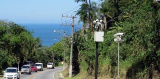 carros subindo o morro em direção a local onde há câmeras que registram e fazem a cobrança - Bombinhas cobra R$ 15,5 milhões de taxa de preservação ambiental