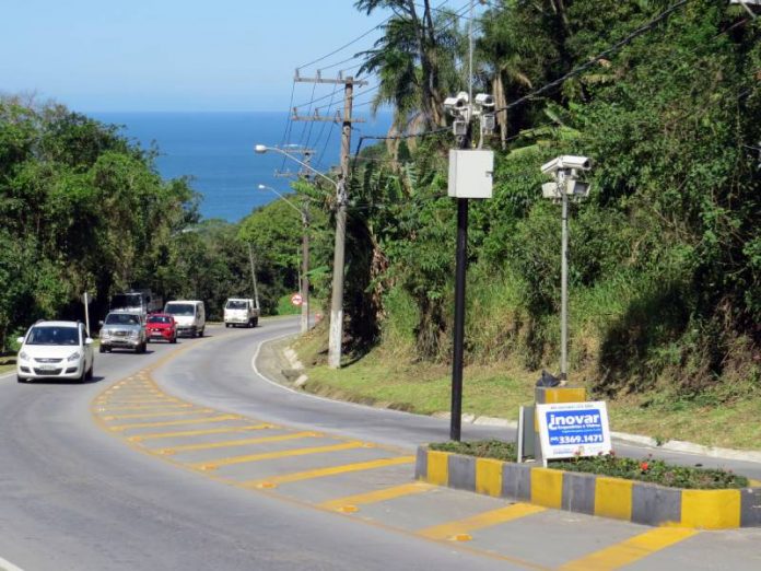 carros subindo o morro em direção a local onde há câmeras que registram e fazem a cobrança - Bombinhas cobra R$ 15,5 milhões de taxa de preservação ambiental