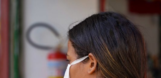 mulher usando máscara - Governo de SC autoriza uso opcional de máscaras em áreas externas e estabelece passaporte de vacina
