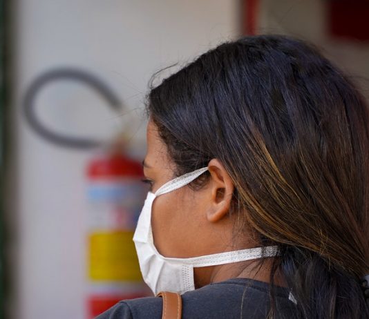 mulher usando máscara - Governo de SC autoriza uso opcional de máscaras em áreas externas e estabelece passaporte de vacina