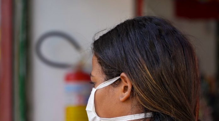 mulher usando máscara - Governo de SC autoriza uso opcional de máscaras em áreas externas e estabelece passaporte de vacina