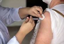 São José e Florianópolis iniciam vacinação de reforço no sábado - pessoa recebendo vacina no braço