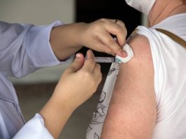 São José e Florianópolis iniciam vacinação de reforço no sábado - pessoa recebendo vacina no braço