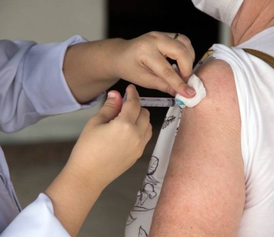 São José e Florianópolis iniciam vacinação de reforço em adultos no sábado São José e Florianópolis iniciam vacinação de reforço no sábado - pessoa recebendo vacina no braço