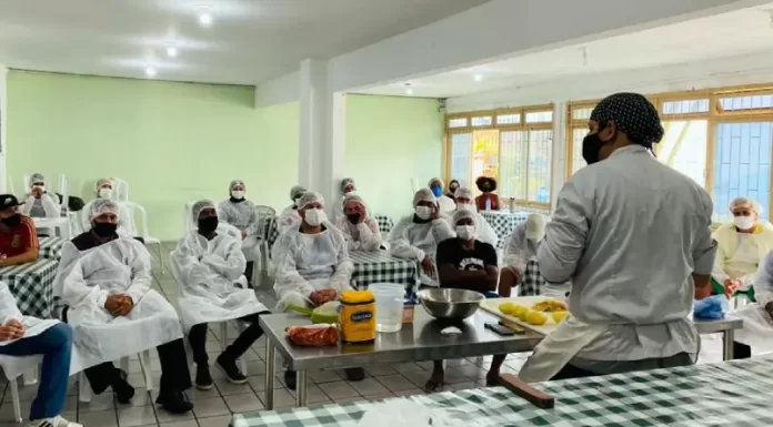 Pessoas em situação de rua na capital se formam em cursos profissionalizantes