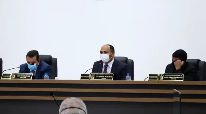 Câmara de Palhoça institui a leitura de um versículo da bíblia no início das sessões