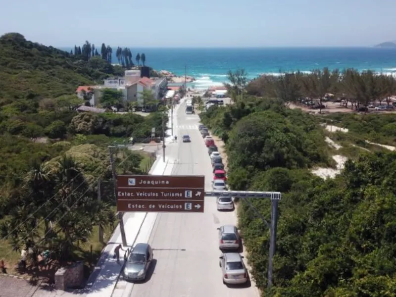 estrada geral da praia da joaquina vista do alto com mar ao fundo - Avenida Prefeito Acácio Garibaldi S. Thiago