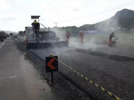 máquina e homens em trabalho de asfaltamento na br-280 - SC começa a aplicar dinheiro estadual em rodovias federais
