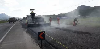 máquina e homens em trabalho de asfaltamento na br-280 - SC começa a aplicar dinheiro estadual em rodovias federais