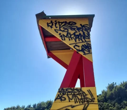 “Cadeirão” dos salva-vidas em Palhoça é pichado "Cadeirão" dos salva-vidas em Palhoça é pichado