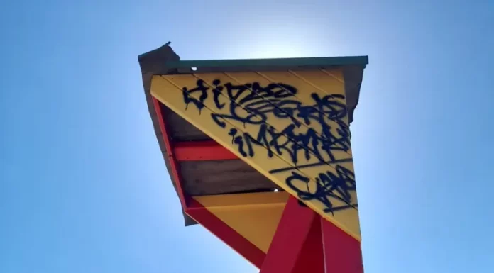 "Cadeirão" dos salva-vidas em Palhoça é pichado