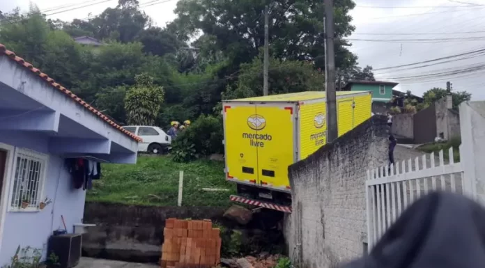 Caminhão fica preso em muro de residência em São José