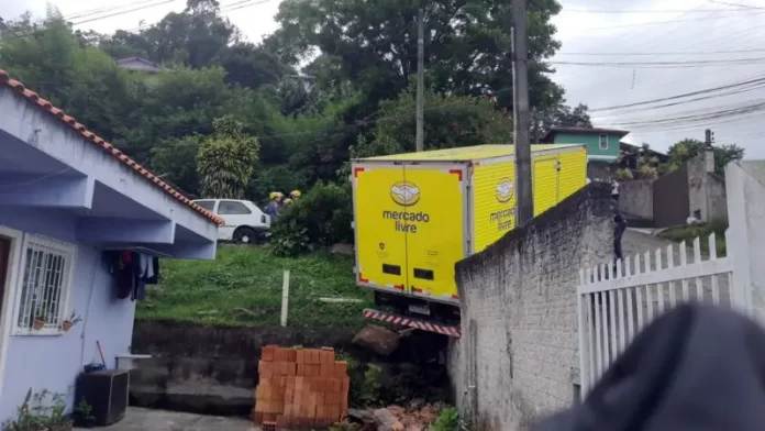 Caminhão fica preso em muro de residência em São José