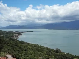 Floripa tem duas novas estradas para praias pavimentadas Estrada Francisco Thomas dos Santos - ribeirão da ilha ao fundo