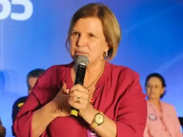 adeliana dal pont fala ao microfone trabalhando em articulação estadual