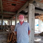 presidente da apae de são josé, antônio hillesheim posa sorridente para a foto na obra de expansão da unidade