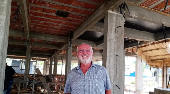 presidente da apae de são josé, antônio hillesheim posa sorridente para a foto na obra de expansão da unidade