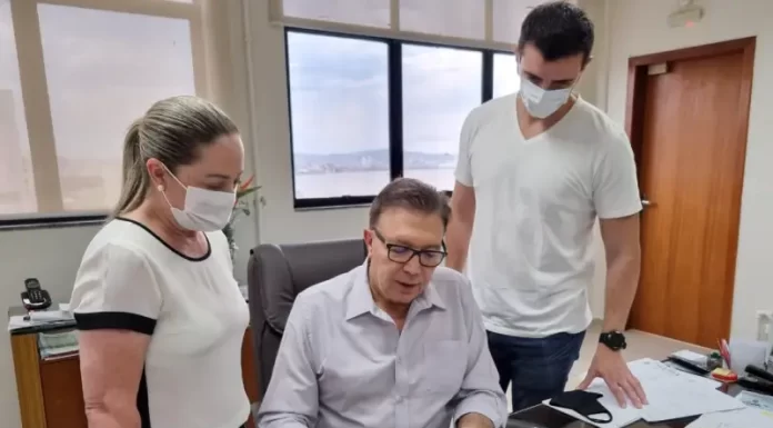 meri hang, prefeito e secretario de finanças em ato de devolução de mais R$ 2 milhões da câmara para a prefeitura de são josé