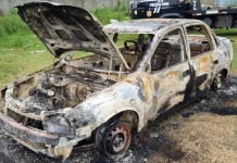 chevrolet corsa sedan destruído pelo fogo em área aberta - Carro é incendiado no bairro Forquilhinha e polícia busca por possível vítima