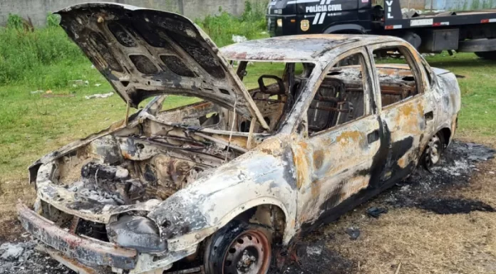 chevrolet corsa sedan destruído pelo fogo em área aberta - Carro é incendiado no bairro Forquilhinha e polícia busca por possível vítima