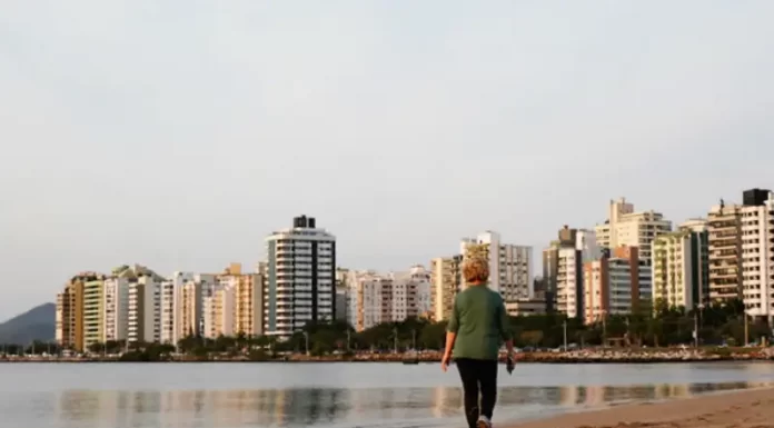 clima para amanhã em santa catarina: tempo abafado com nuvens