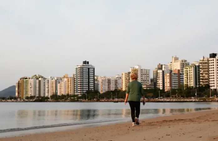 clima para amanhã em santa catarina: tempo abafado com nuvens