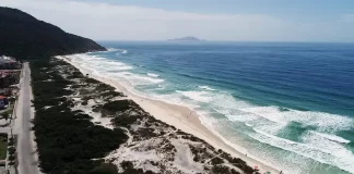 foto aérea da praia dos ingleses - verão começa com influência da la niña e alerta de temporal em sc