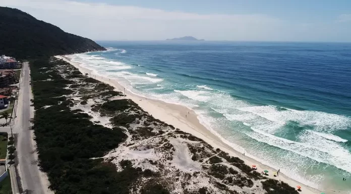 foto aérea da praia dos ingleses - verão começa com influência da la niña e alerta de temporal em sc