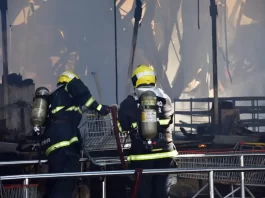 Bombeiros seguem no rescaldo do supermercado Bombeiros seguem no rescaldo do supermercado; estrutura pode desabar