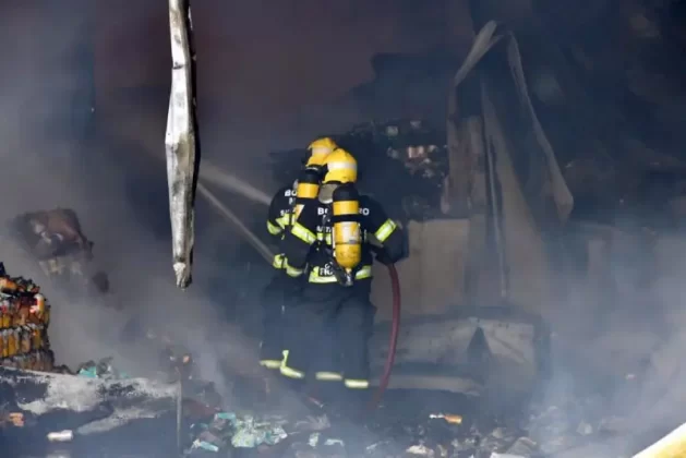 Equipes procuram extinguir as chamas da estrutura, que ficou completamente destruída - CBM/Divulgação/CSC