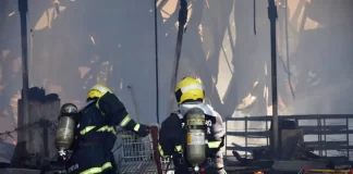 Bombeiros seguem no rescaldo do supermercado; estrutura pode desabar