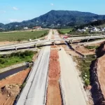 imagem aérea de faixas do contorno e viaduto em construção em área rural de biguaçu - MPF quer R$ 20 mil de indenização diária para Palhoça por atraso do Contorno Viário