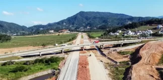 imagem aérea de faixas do contorno e viaduto em construção em área rural de biguaçu - MPF quer R$ 20 mil de indenização diária para Palhoça por atraso do Contorno Viário