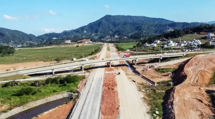 imagem aérea de faixas do contorno e viaduto em construção em área rural de biguaçu - MPF quer R$ 20 mil de indenização diária para Palhoça por atraso do Contorno Viário