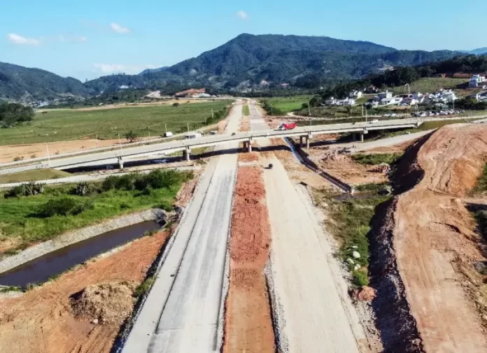 imagem aérea de faixas do contorno e viaduto em construção em área rural de biguaçu - MPF quer R$ 20 mil de indenização diária para Palhoça por atraso do Contorno Viário