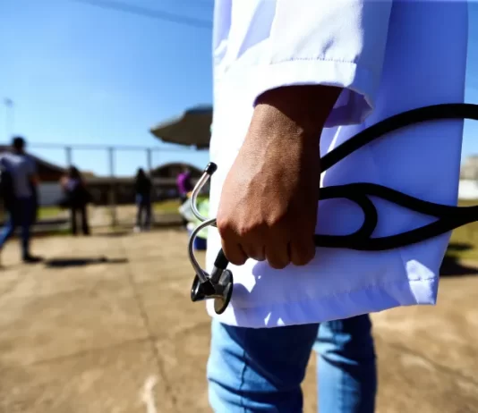 Palhoça é uma das cidades de SC com mais vagas no Mais Médicos close em mão de profisional de medicina segurando estetoscópio - contração de médicos para reforço do sc