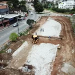 Contrato da obra da Rua Edu Vieira é rescindido pela terceira vez | foto de trator em área de obra e rua ao lado
