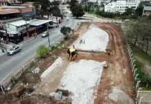 Contrato da obra da Rua Edu Vieira é rescindido pela terceira vez | foto de trator em área de obra e rua ao lado